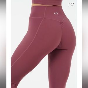 TLF NWOT Contour high waisted scrunch leggings 🎀 Small